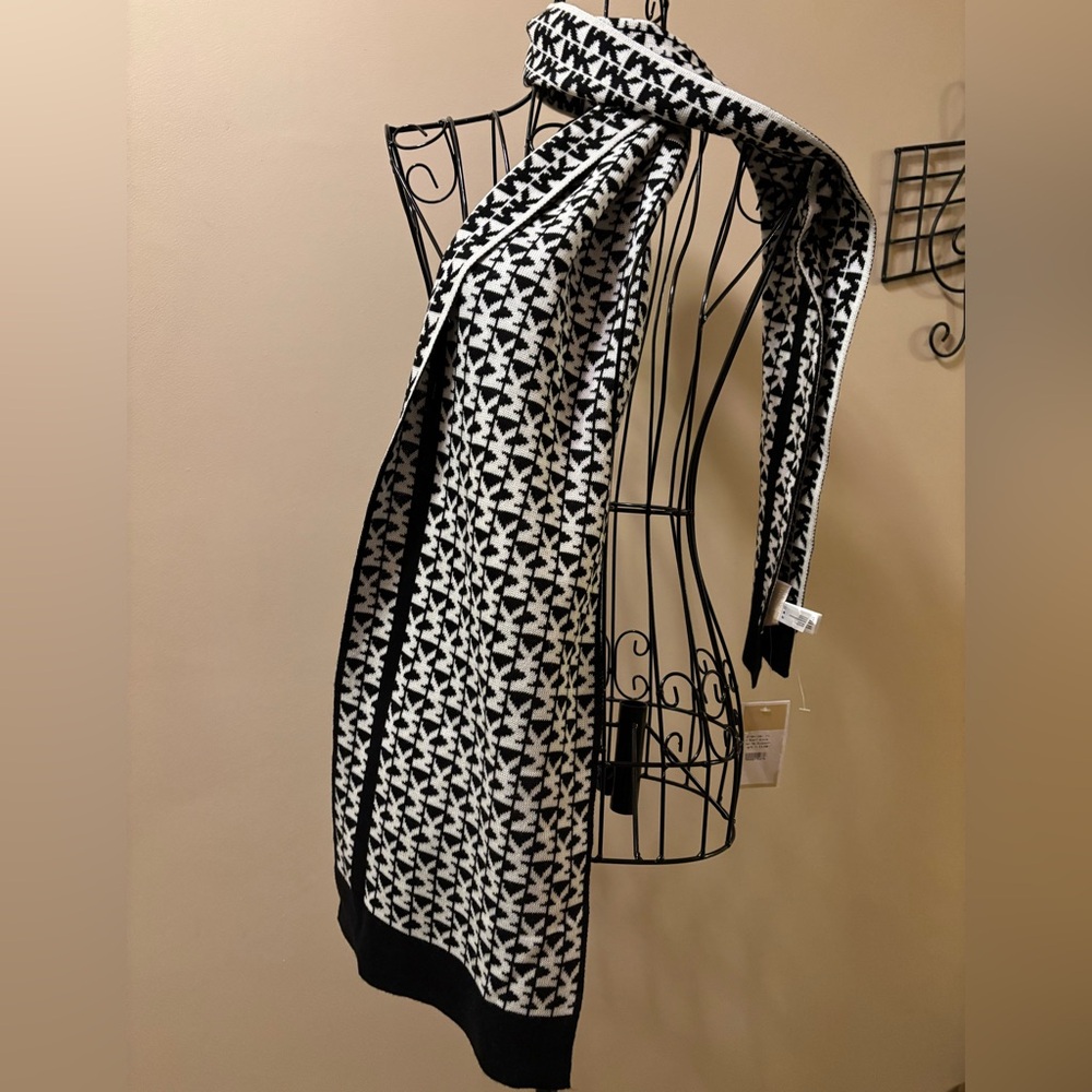 $20 NWT Michael Kors Black and White Scarf